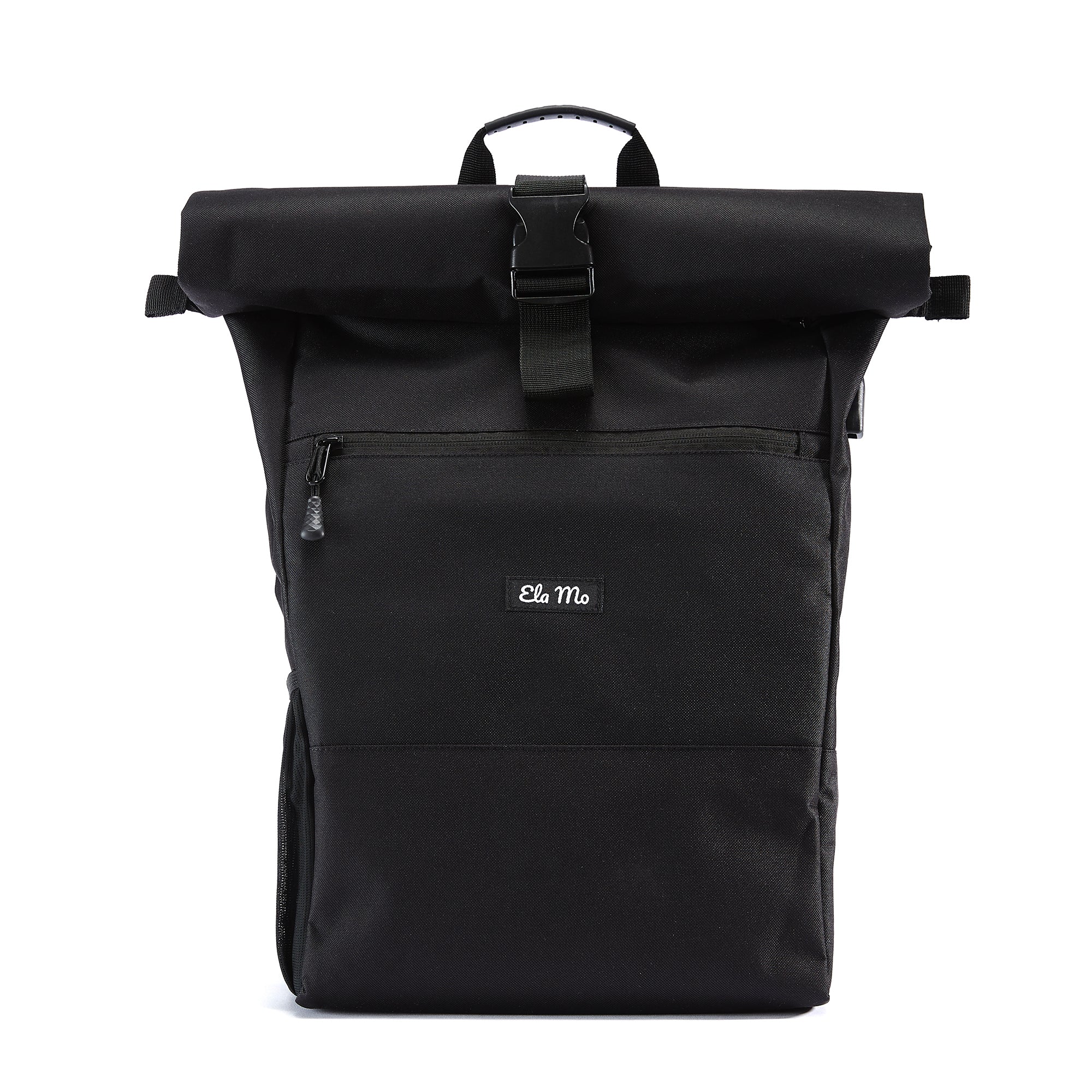 Ela Mo™ Rolltop Rucksack | Black. Rucksack mit Klickverschluss und Herstellerlogo vorne auf weißem Hintergrund.