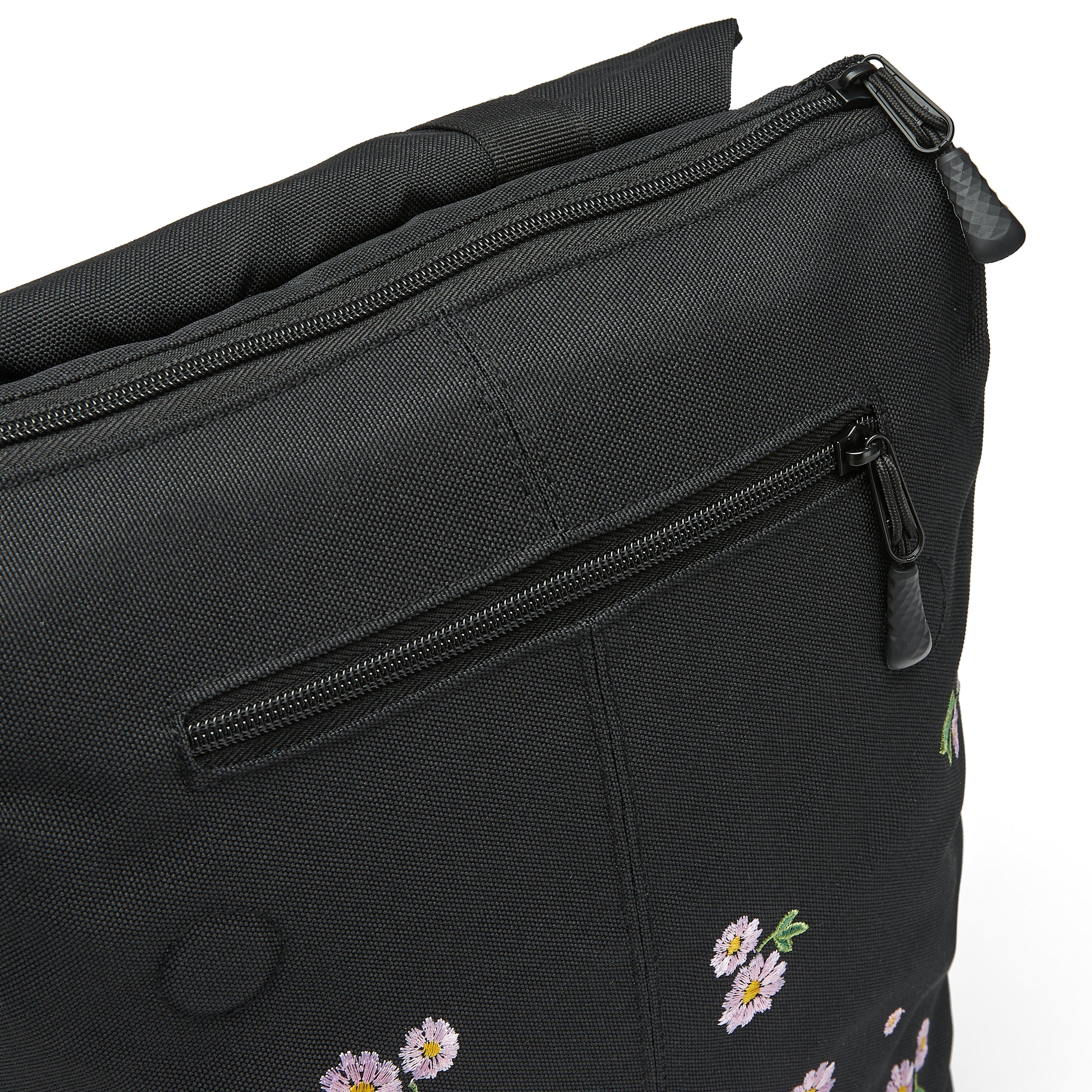 Ela Mo™ Daypack Rucksack | Embroidery Edition Upsy Daisy. Rucksack mit zwei Hauptfächern und Reißverschluss.