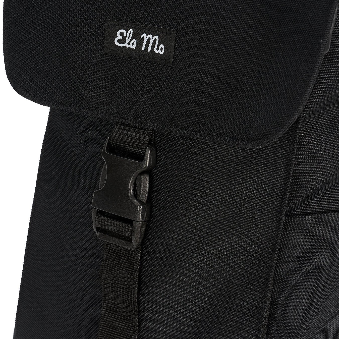 Ela Mo™ Everywhere Daypack | Black. Ein schwarzer Rucksack mit geschlossenem Klickverschluss an der Vorderseite.