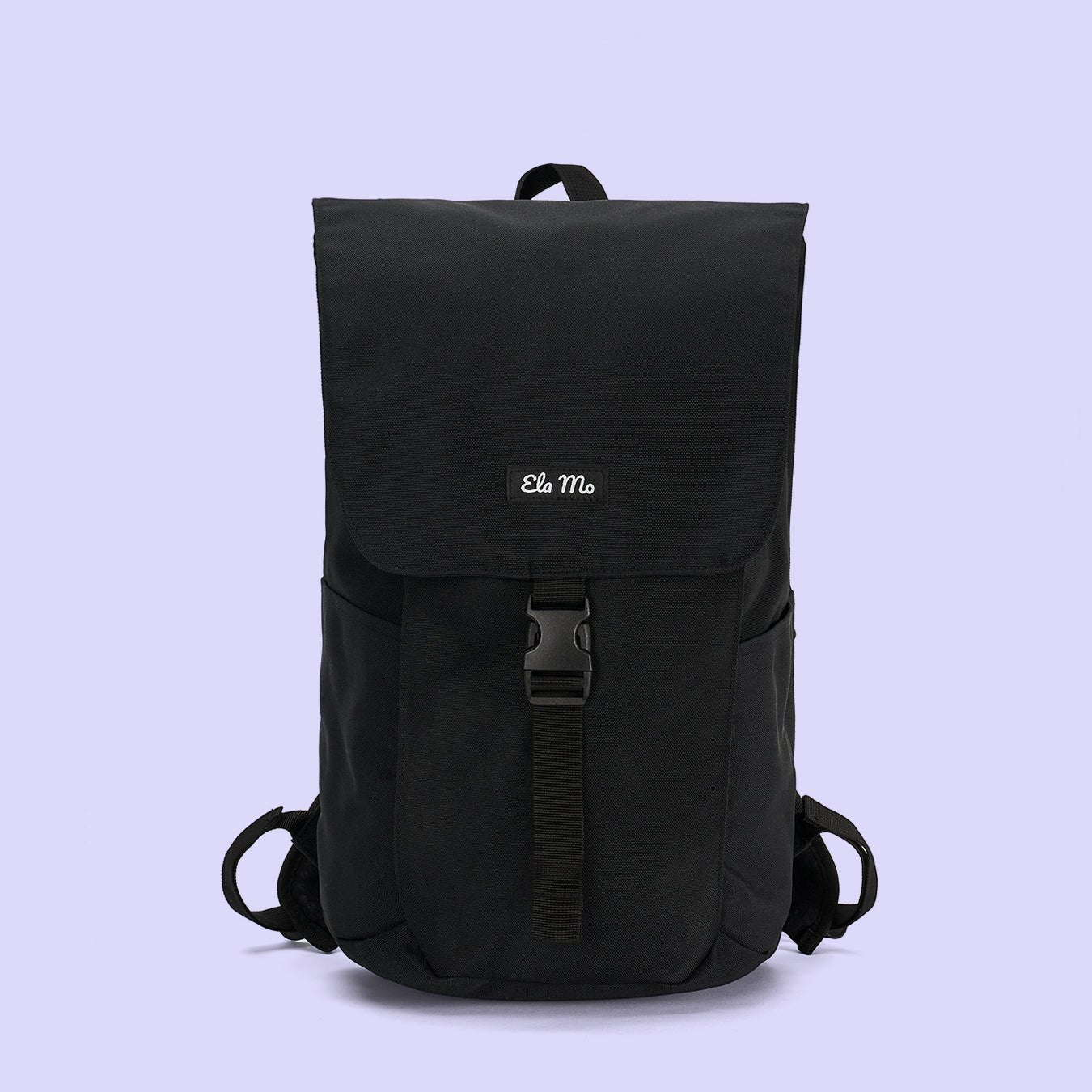 Ela Mo™ Everywhere Daypack | Black. Ein schwarzer Rucksack mit Herstellerlogo vorne auf lila Hintergrund.