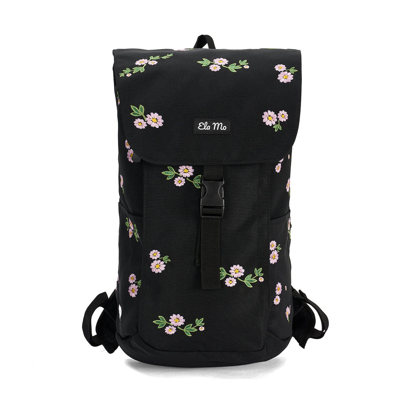 Ela Mo™ Everywhere Daypack | Embroidery Edition Upsy Daisy. Vorderseite des schwarzen geblümten Rucksacks mit Schnalle.