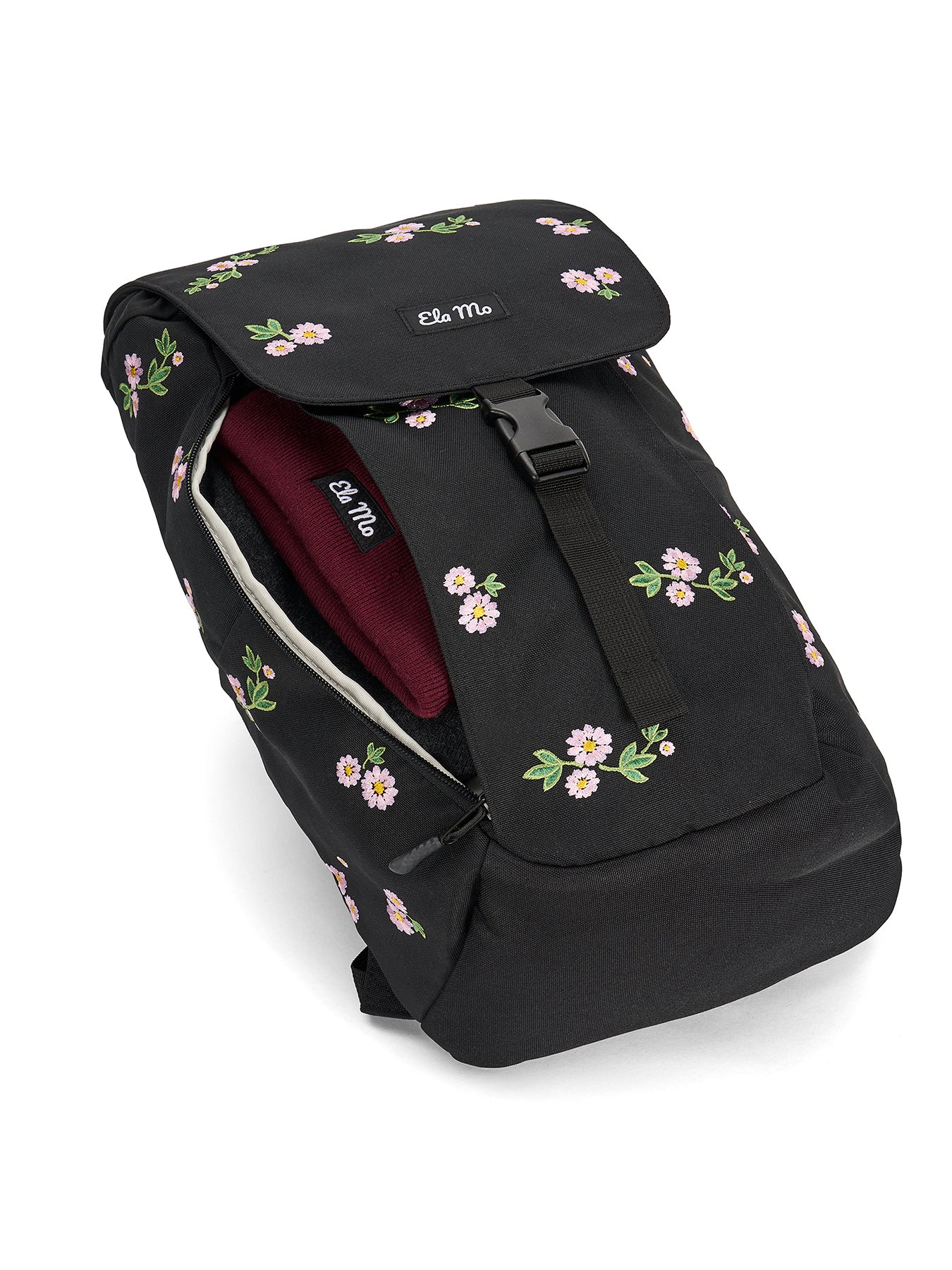 Ela Mo™ Everywhere Daypack | Embroidery Edition Upsy Daisy. Schwarz geblümter Rucksack mit seitlichem Zugang zum Hauptfach.