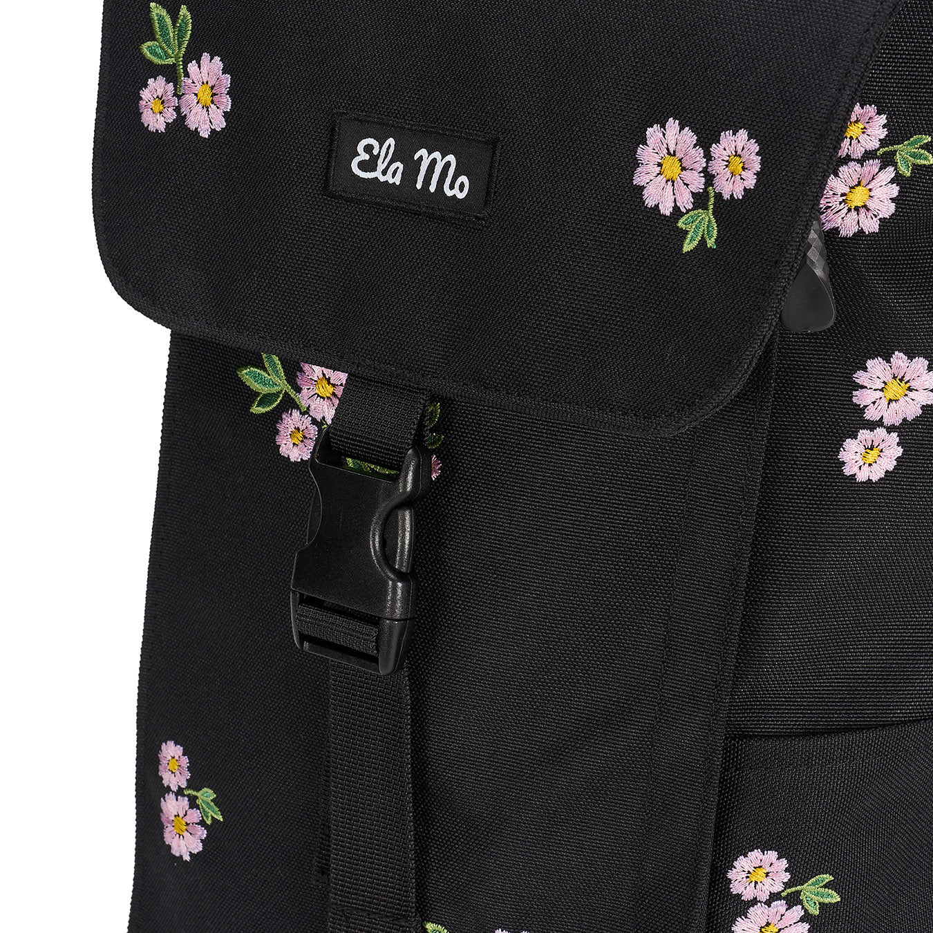 Ela Mo™ Everywhere Daypack | Embroidery Edition Upsy Daisy. Vorderseite des schwarz geblümten Rucksacks mit Schnalle.