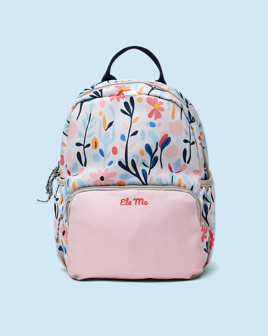Ela Mo™ Kinderrucksack (3-6 Jahre) | Pastel Land.Ein Geblümter Rucksack in rosafarbener Ausführung auf hellblauem Hintergrund