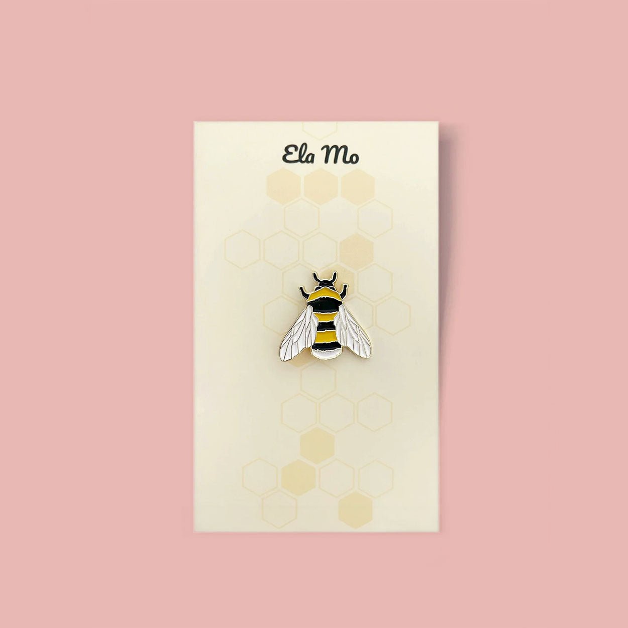 Ela Mo™ Mini Pin für Rucksäcke | Biene. Ein kleiner Pin für den Rucksack, auf einer Karte befestigt.