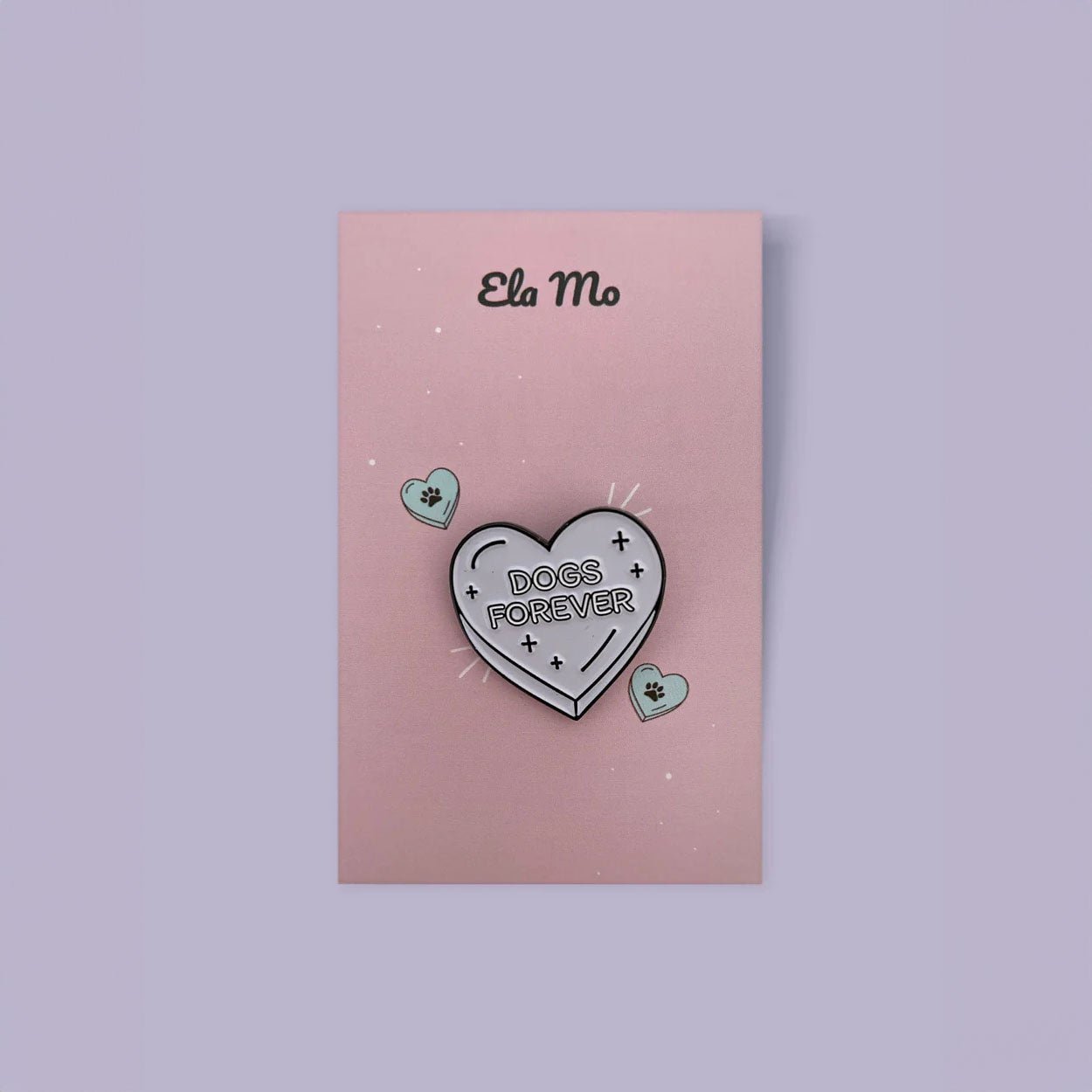 Ela Mo™ Mini Pin für Rucksäcke | Hund. Ein kleiner Pin für den Rucksack, auf einer Karte befestigt.