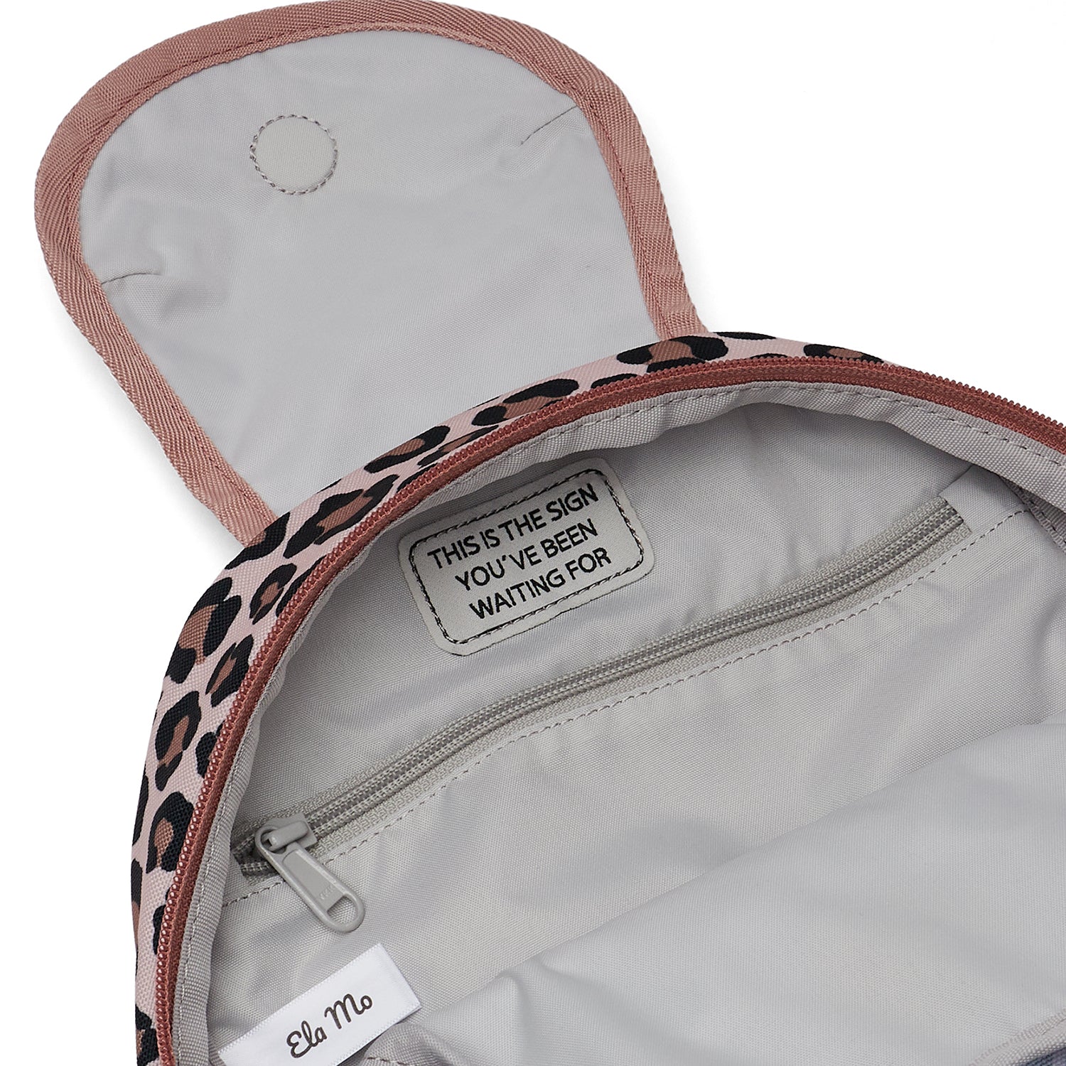 Ela Mo™ Mini Rucksack | Leo im Leoparden-Design. Im Innenbereich ein kleines Fach mit Reißverschluss