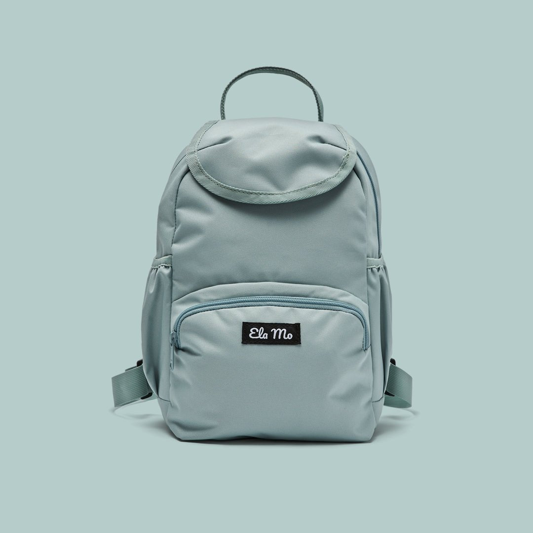 Ela Mo™ Mini Rucksack | Old Mint. Kleiner Rucksack mit Außenfach und Herstellerlogo vorne.