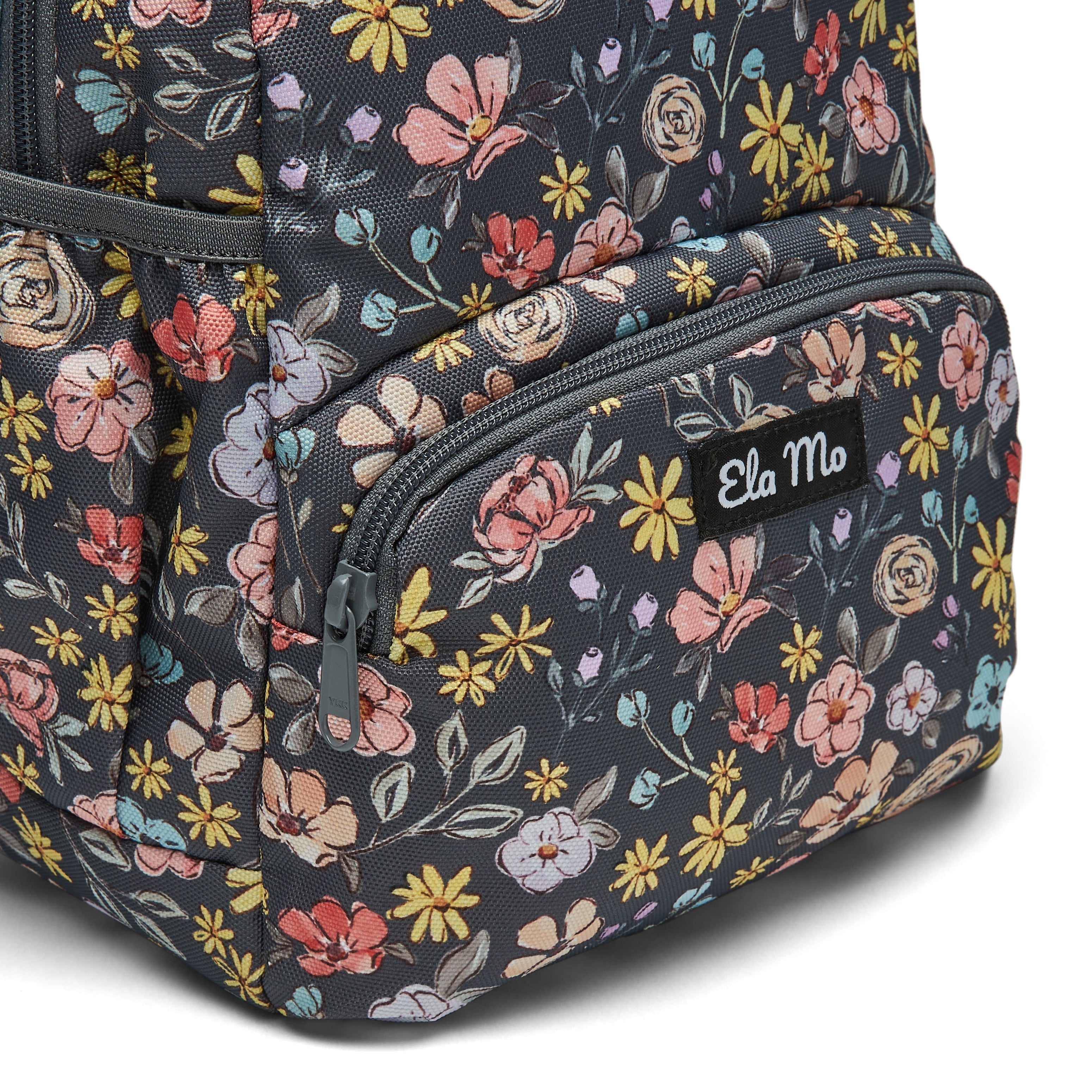 Ela Mo™ Mini Rucksack | Summer Meadows. Außenfach mit Herstellerlogo auf der Vorderseite des Rucksacks.