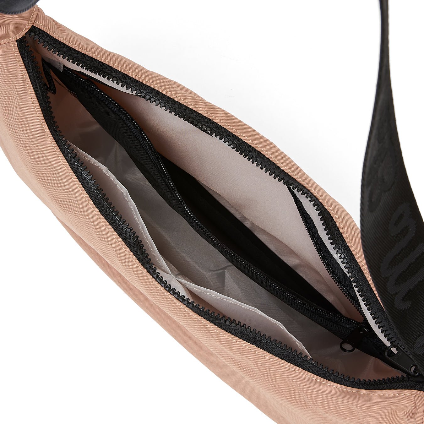 Ela Mo™ Moon Bag | Cocoa. Innenbereich der Umhängetasche mit kleinem Fach und Reißverschluss innen.