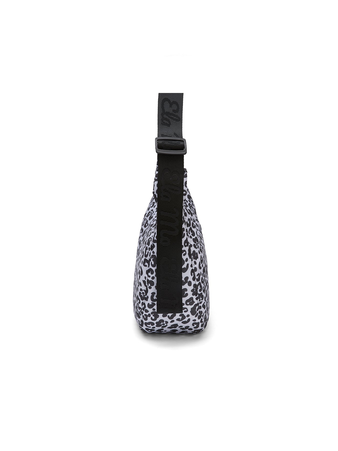 Ela Mo™ Moon Bag | Leo. Umhängetasche im Leopardenmuster von der Seite, mit schwarzem, verstellbarem Schulterriemen.