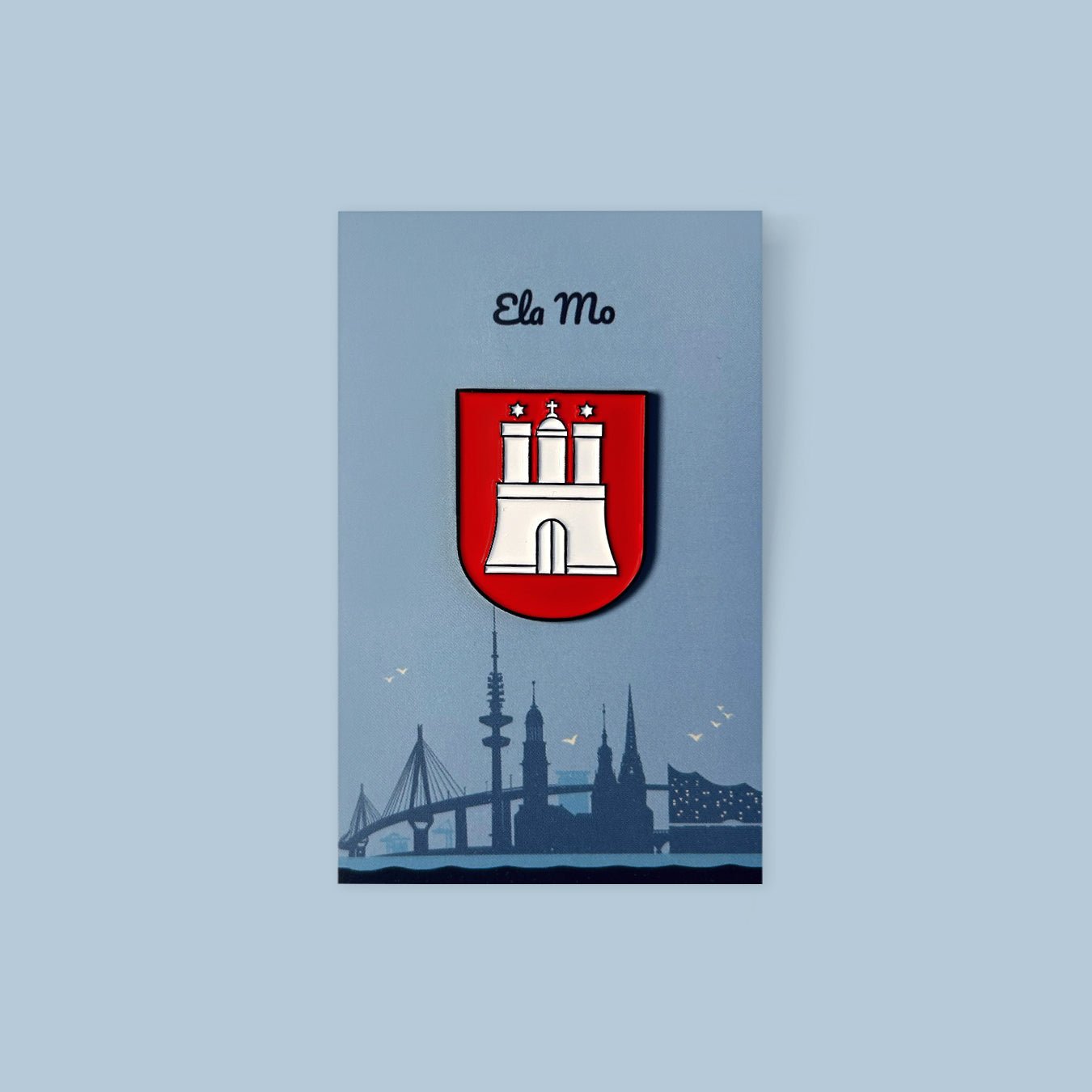 Ela Mo™ Pin für Rucksäcke – Hamburg auf einer Karte, Ansicht vorne, mit Hamburger Skyline
