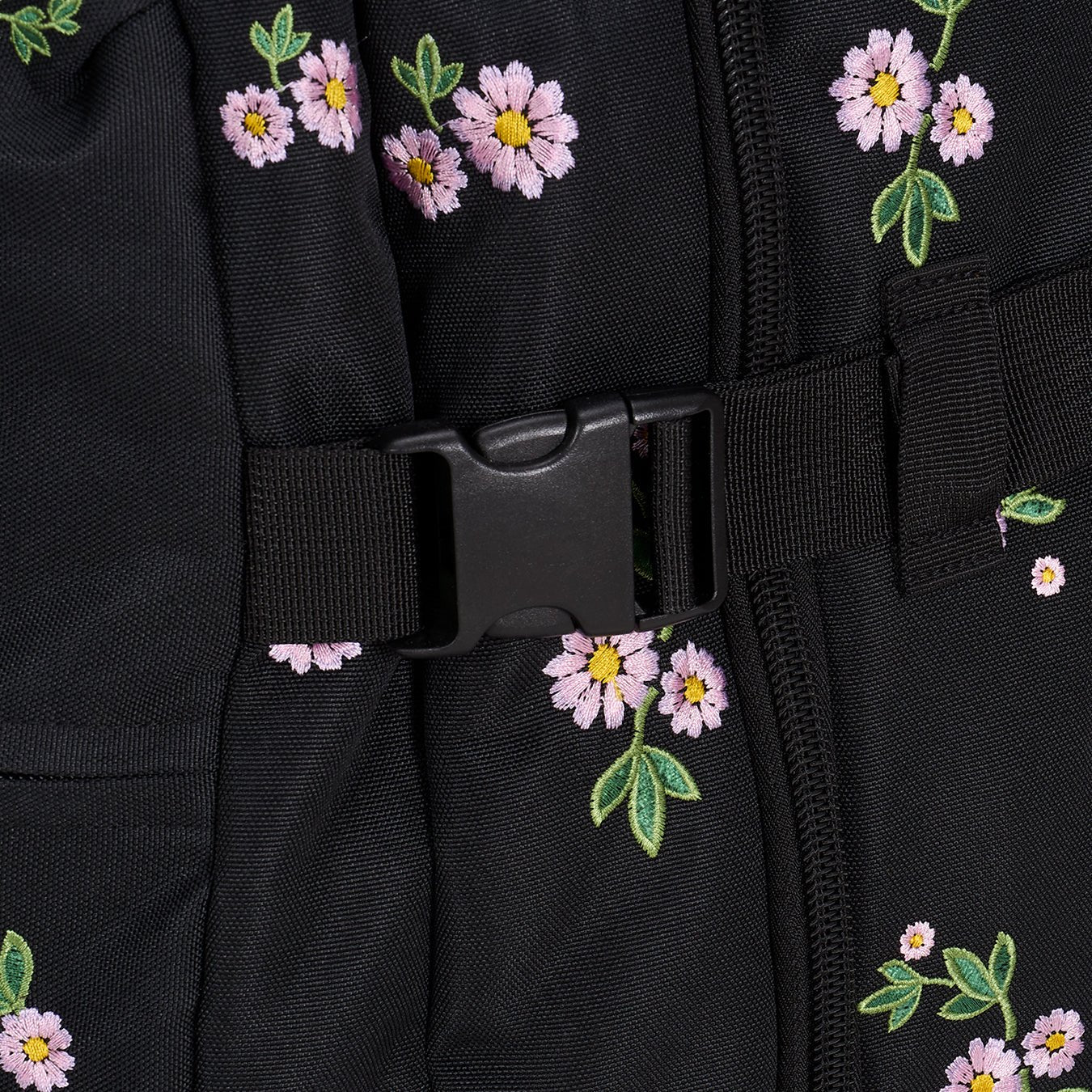 Ela Mo™ Reisetasche mit Rollen 42 Liter | Embroidery Edition Upsy Daisy. Klickverschluss der Tasche von außen.