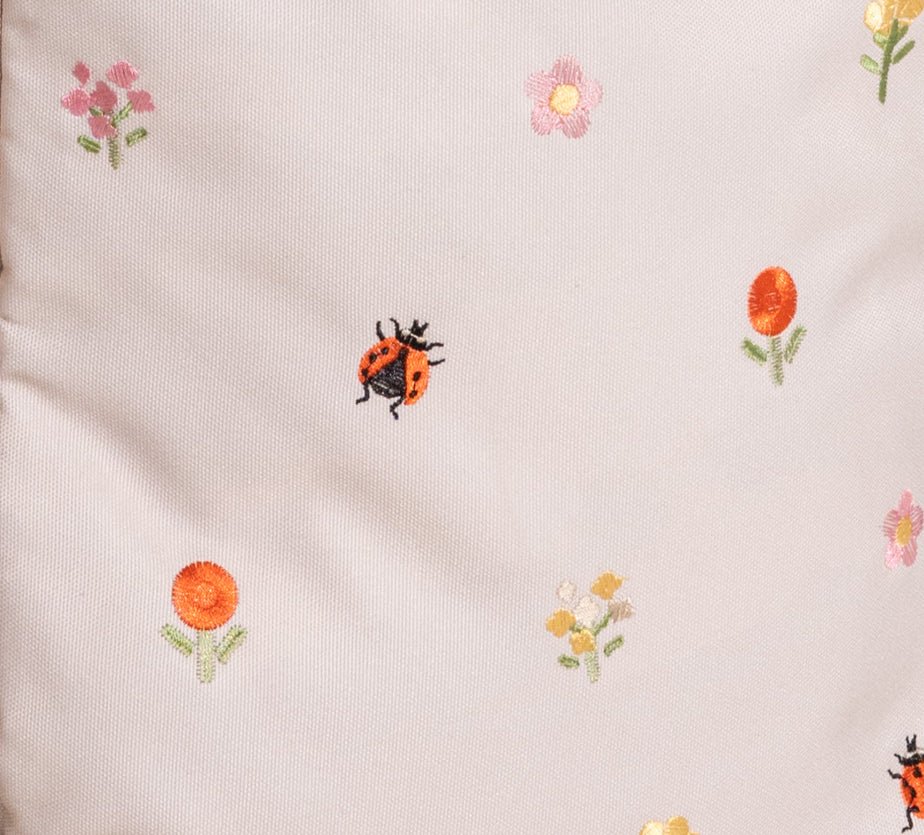 Ela Mo™ Reisetasche mit Rollen 78 Liter | Embroidery Edition Losy. Material der Tasche mit kleinen Blumen und Marienkäfern.