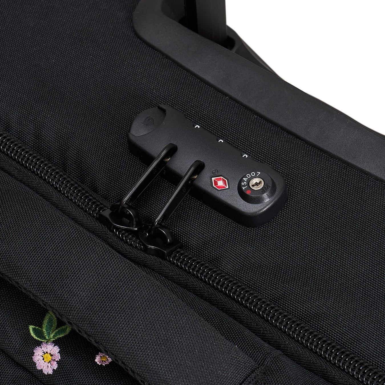 Ela Mo™ Reisetasche mit Rollen 78 Liter | Embroidery Edition Upsy Daisy. TSA-Zahlenschloss-Verschluss der schwarzen Tasche.