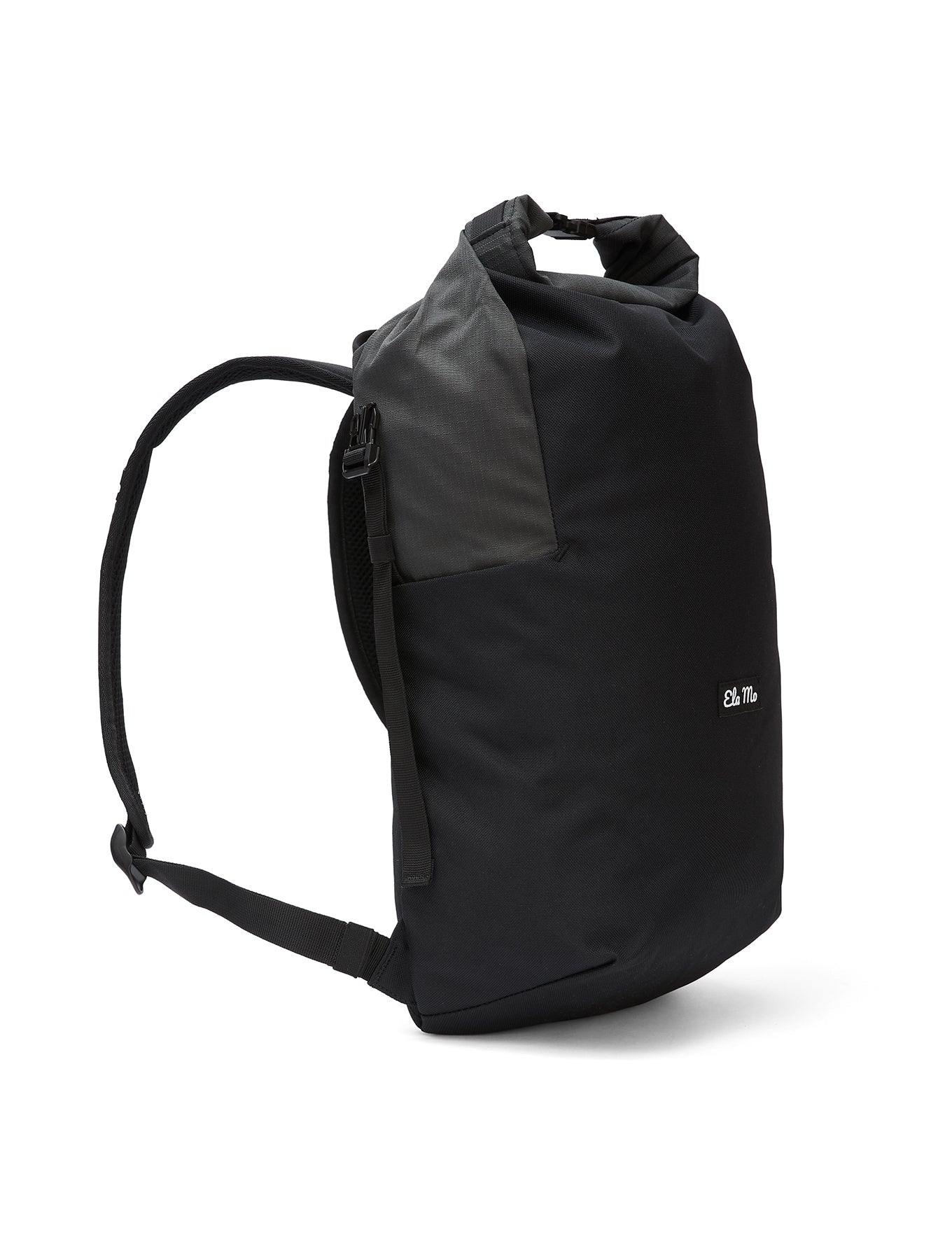 Ela Mo™ Rolltop Lite | Black. Seitenansicht des Rucksacks von links mit sichtbarem Schulterriemen.