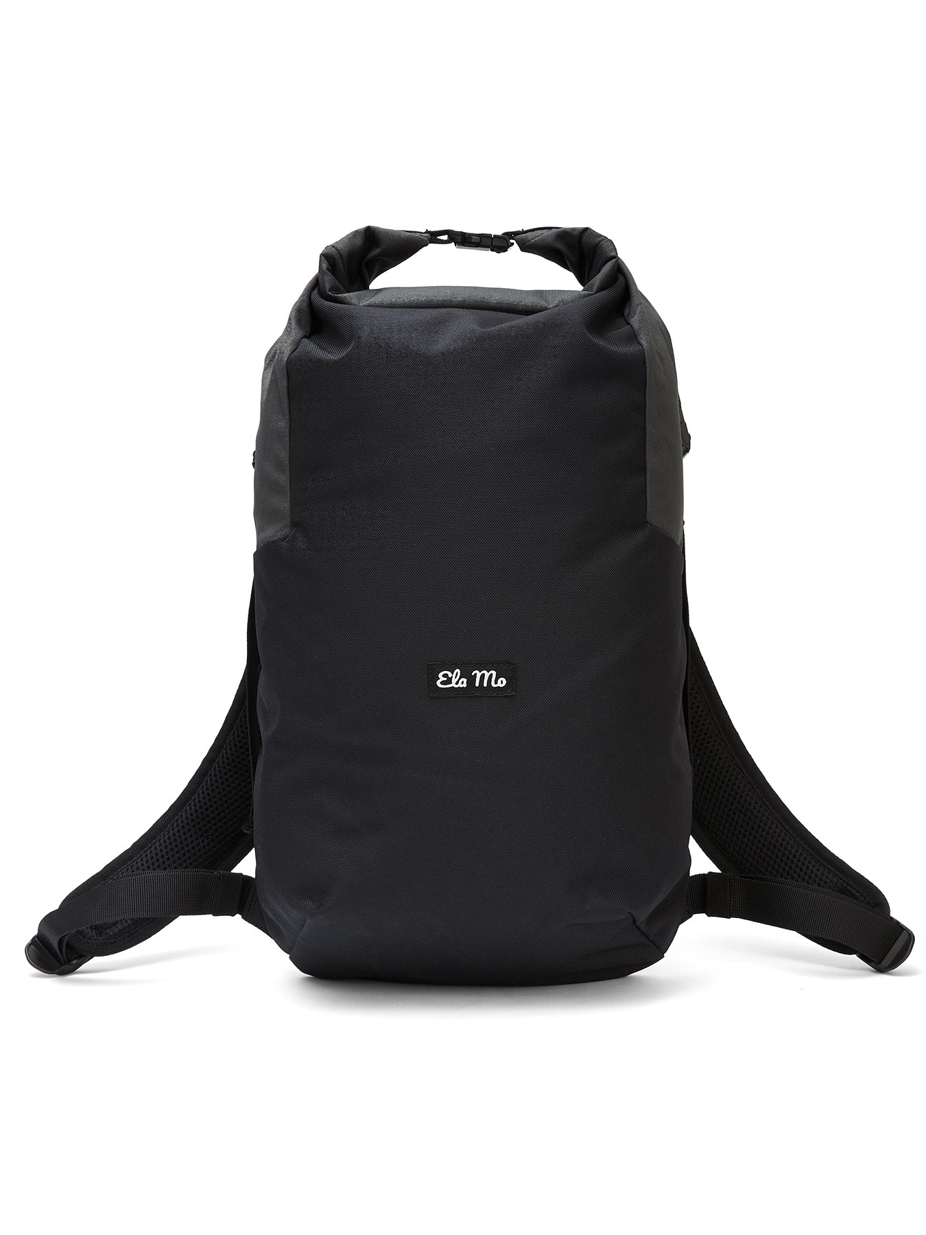 Ela Mo™ Rolltop Lite | Black. Ein schwarzer Rucksack mit Herstellerlogo auf weißem Hintergrund.