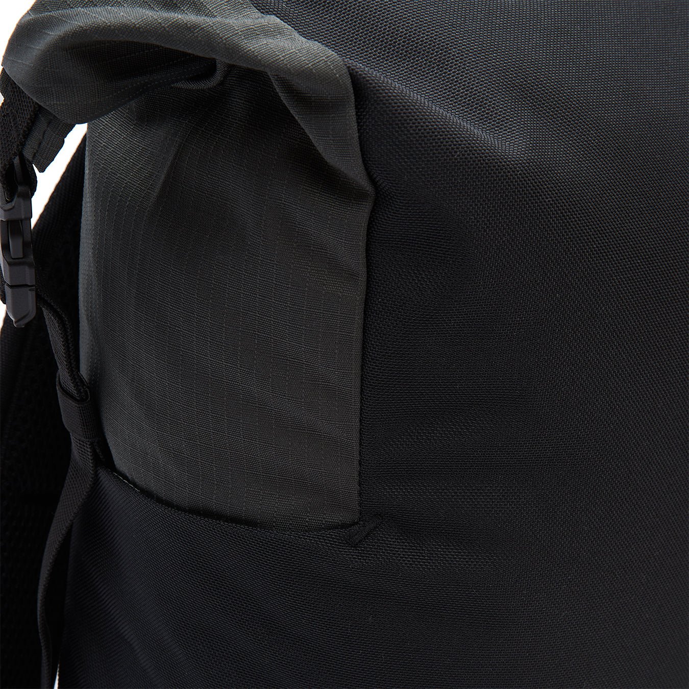 Ela Mo™ Rolltop Lite | Black. Rucksack mit seitlichem Klickverschluss und Seitenfach.