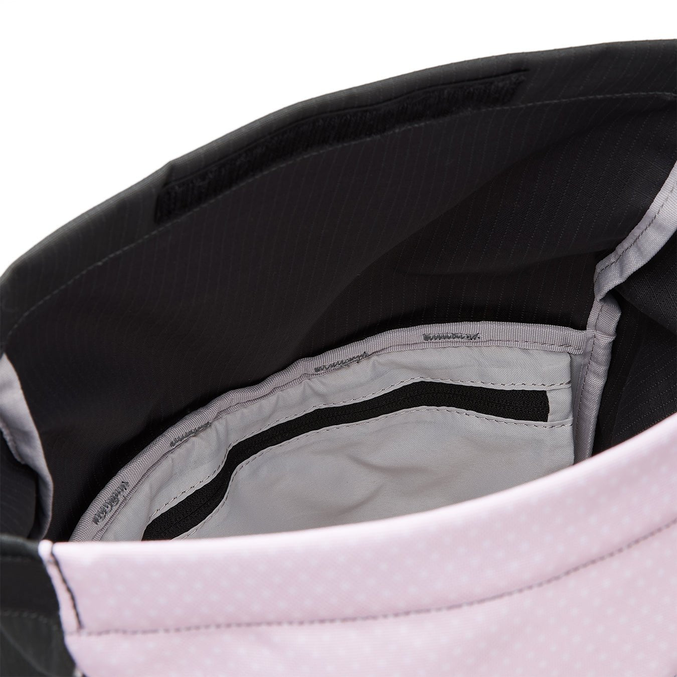 Ela Mo™ Rolltop Lite | New Horizon. Innenbereich des Rucksacks mit einem Fach und Reißverschluss.