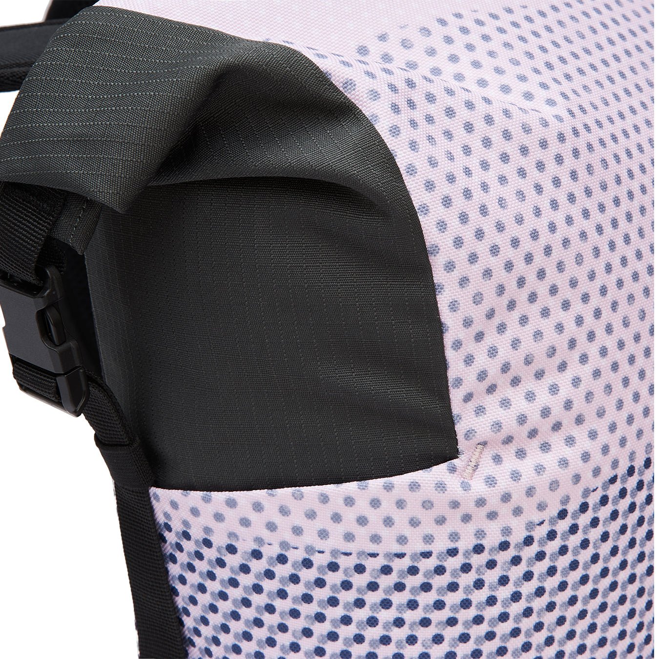 Ela Mo™ Rolltop Lite | New Horizon. Ein Rucksack mit schwarzer Verstärkung an der Seite und geschlossenem Klickverschluss.