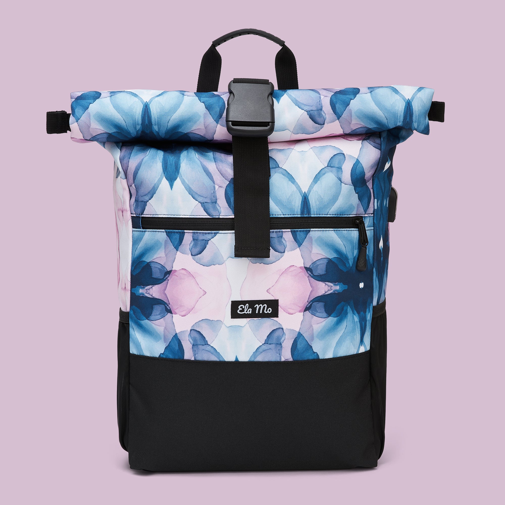Ela Mo™ Rolltop Rucksack | Aqua. Ein Rucksack auf lila Hintergrund mit Herstellerlogo in der Mitte.