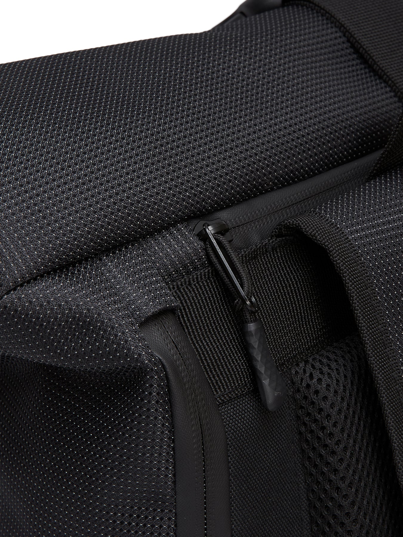 Ela Mo™ Rolltop Rucksack | Black Reflective. Reflektierender Rucksack mit Schulterriemen und Reißverschluss am oberen Teil.