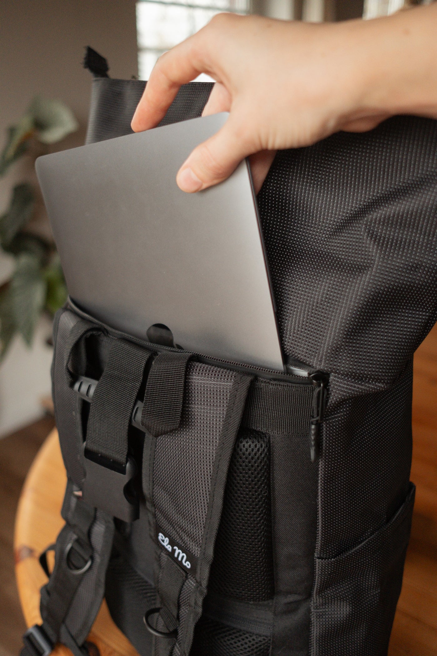 Ela Mo™ Rolltop Rucksack | Black Reflective. Ein Laptopfach auf der Rückseite des Rucksacks.