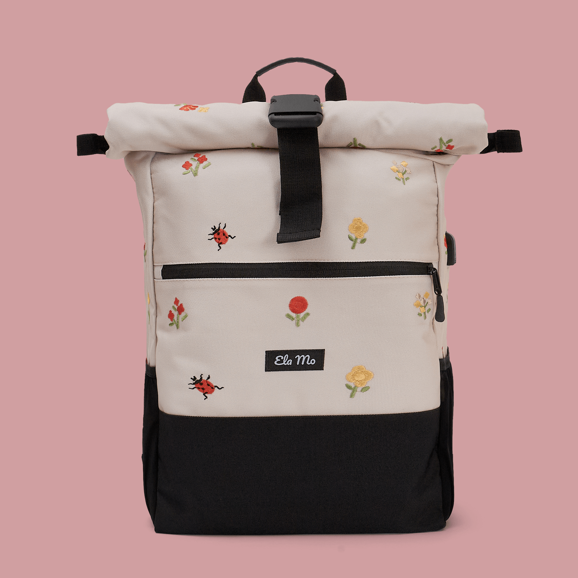 Ela Mo™ Rolltop Rucksack | Embroidery Edition Losy. Ein Rucksack auf rosa Hintergrund mit Herstellerlogo in der Mitte.