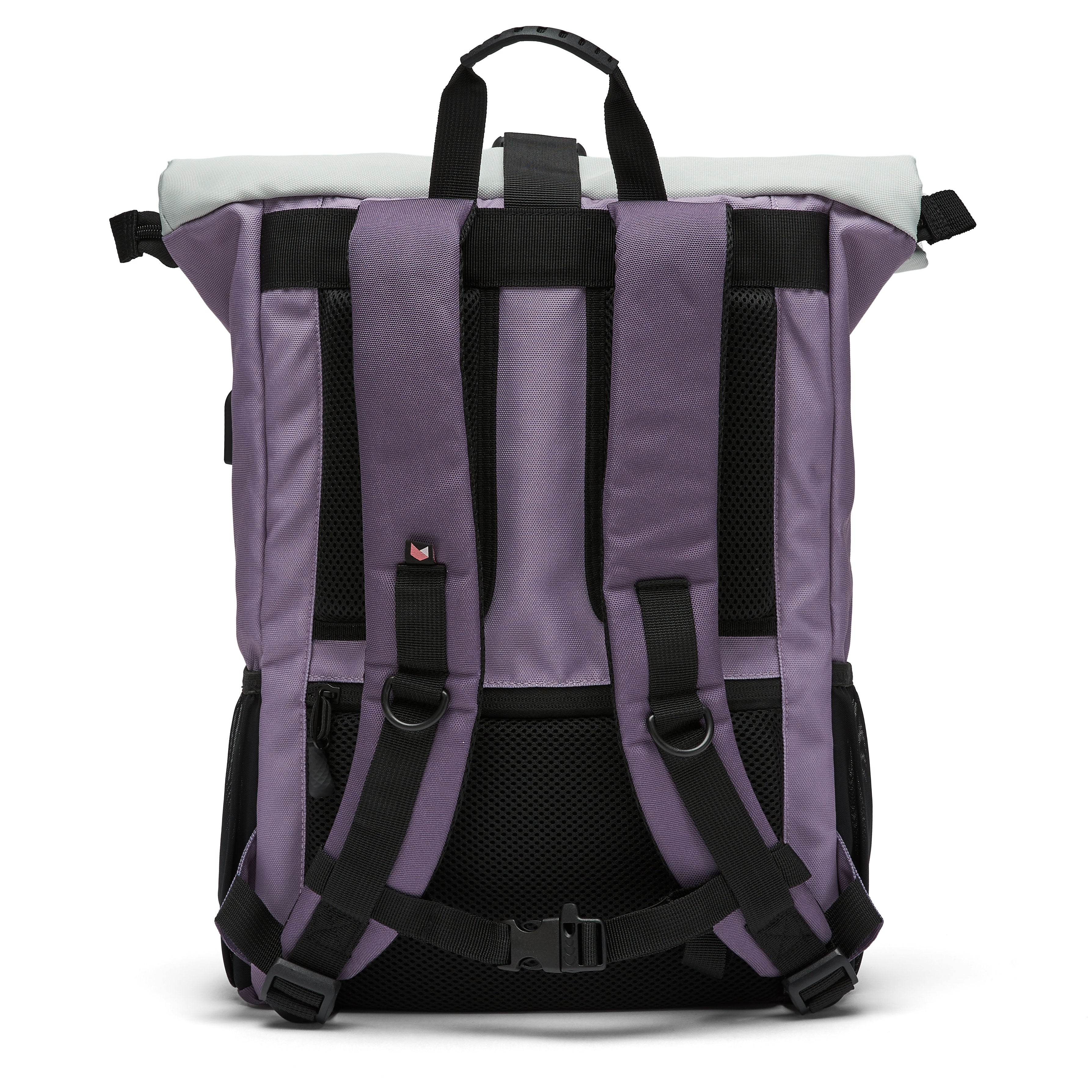 Ela Mo™ Rolltop Rucksack | Lavender. Die Rückseite des Rucksacks mit Schulterriemen und kleinem Außenfach.