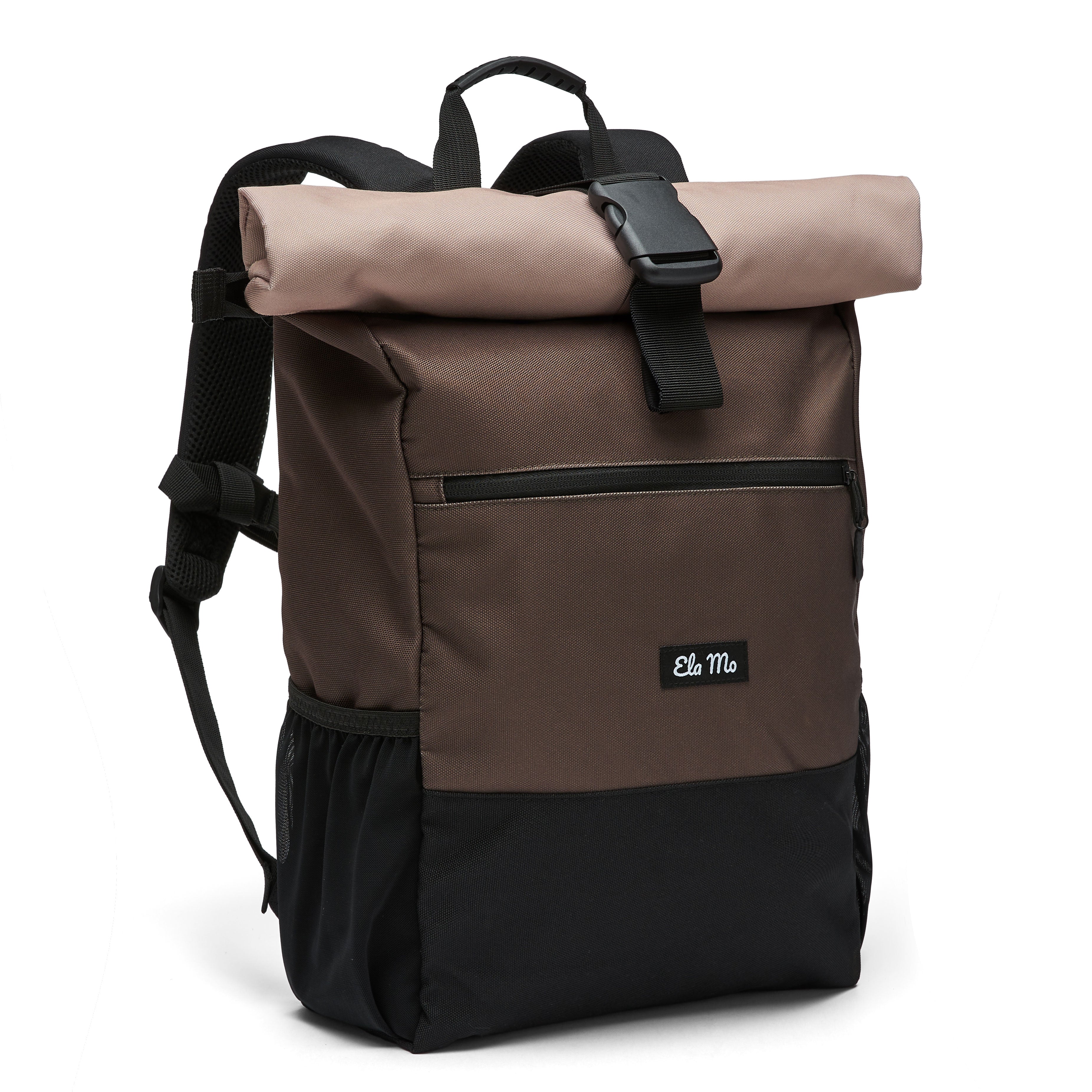 Ela Mo™ Rolltop Rucksack | Sand and Olive. Rucksack mit seitlichem Flaschenfach und Herstellerlogo.