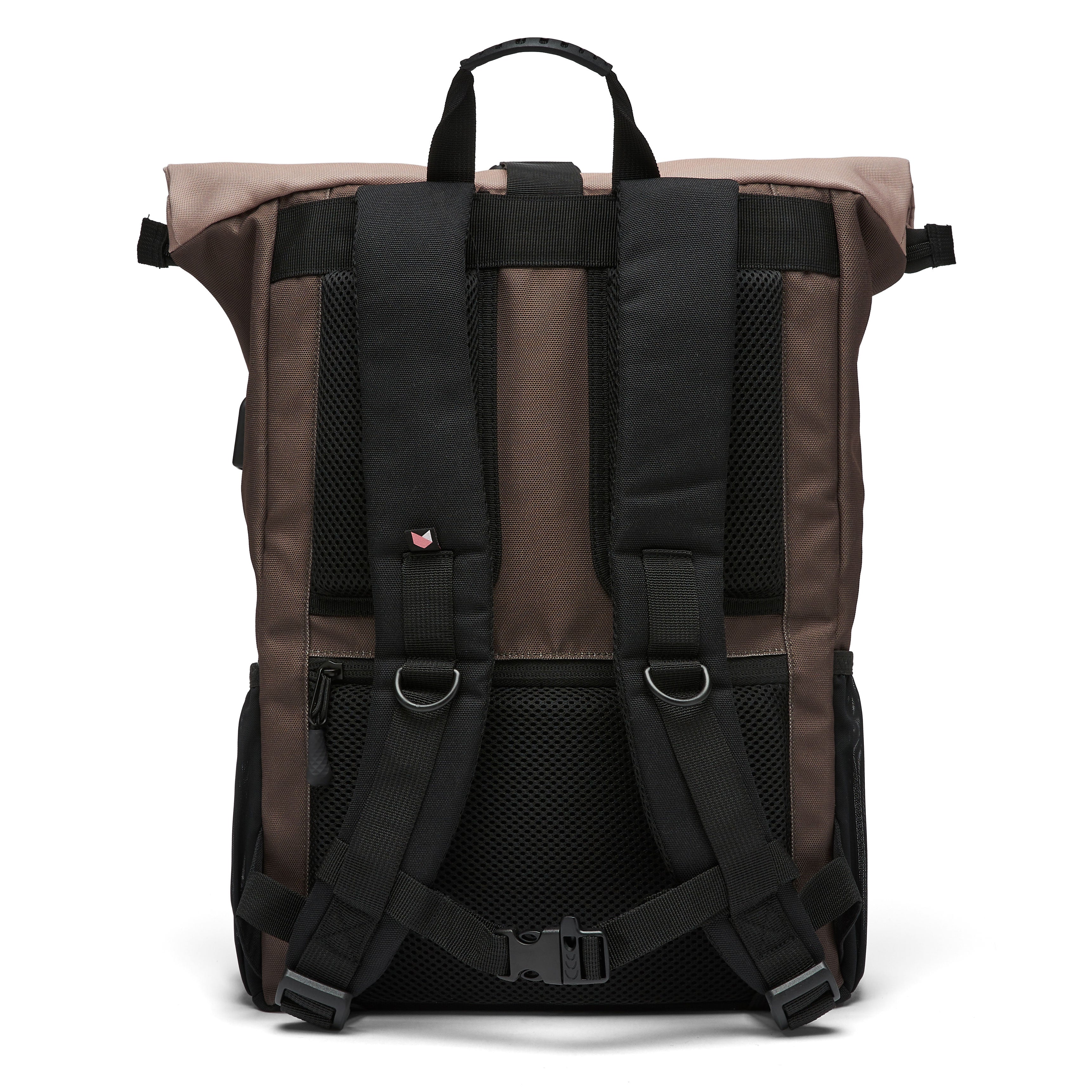 Ela Mo™ Rolltop Rucksack | Sand and Olive. Die Rückseite des Rucksacks mit Schulterriemen und kleinem Außenfach.