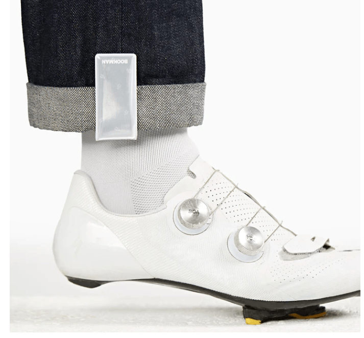 Ela Mo™ x BOOKMAN Reflektorclips. Reflektorclips an der Hose einer Person.