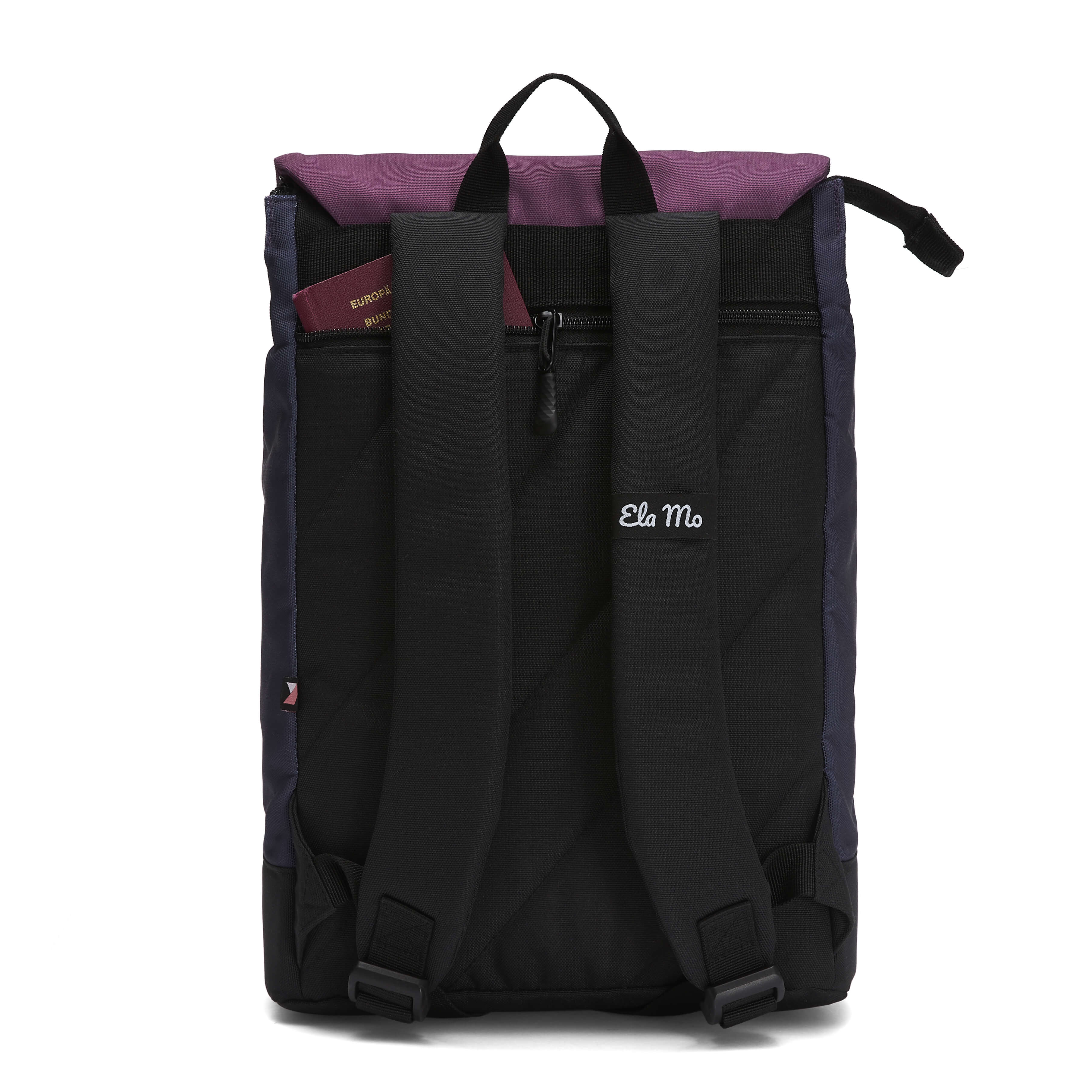 Ela Mo™ Daypack Rucksack | Berry. Die Rückseite des Rucksacks mit bequemen Schulterriemen und kleinem Außenfach.