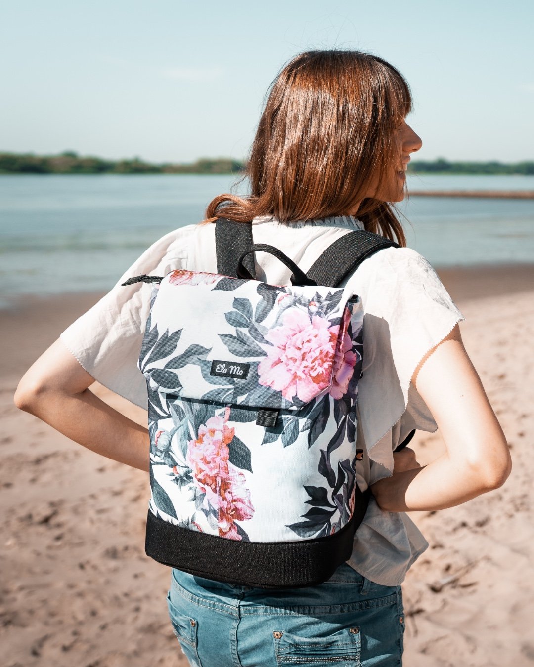 Ela Mo™ Daypack Rucksack | Bloom! Eine Frau mit dem Rucksack auf dem Rücken im Freien – alltäglicher Lifestyle.