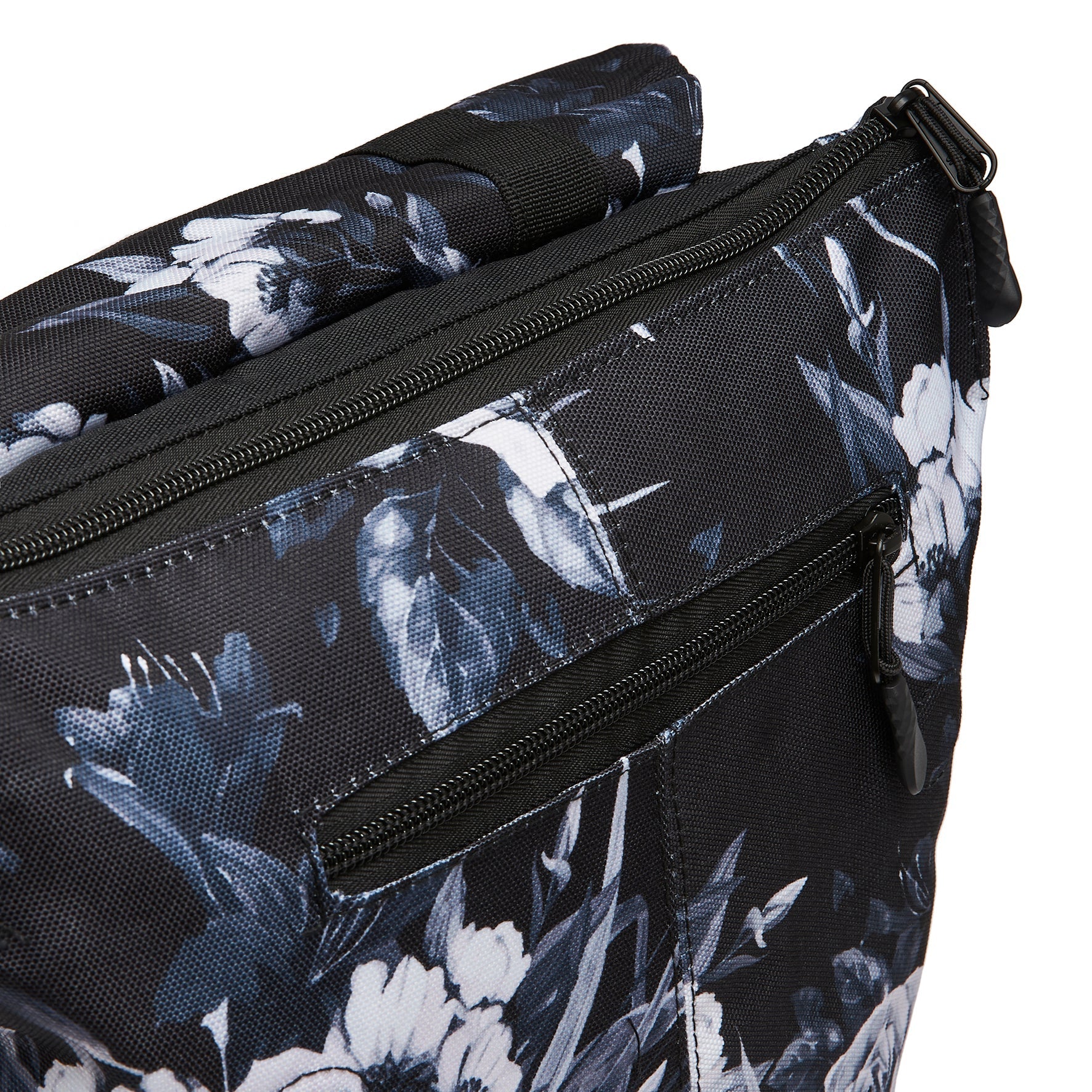 Ela Mo™ Daypack Rucksack | Nightrose. Zwei Hauptfächer des Rucksacks mit Reißverschluss im oberen Bereich.