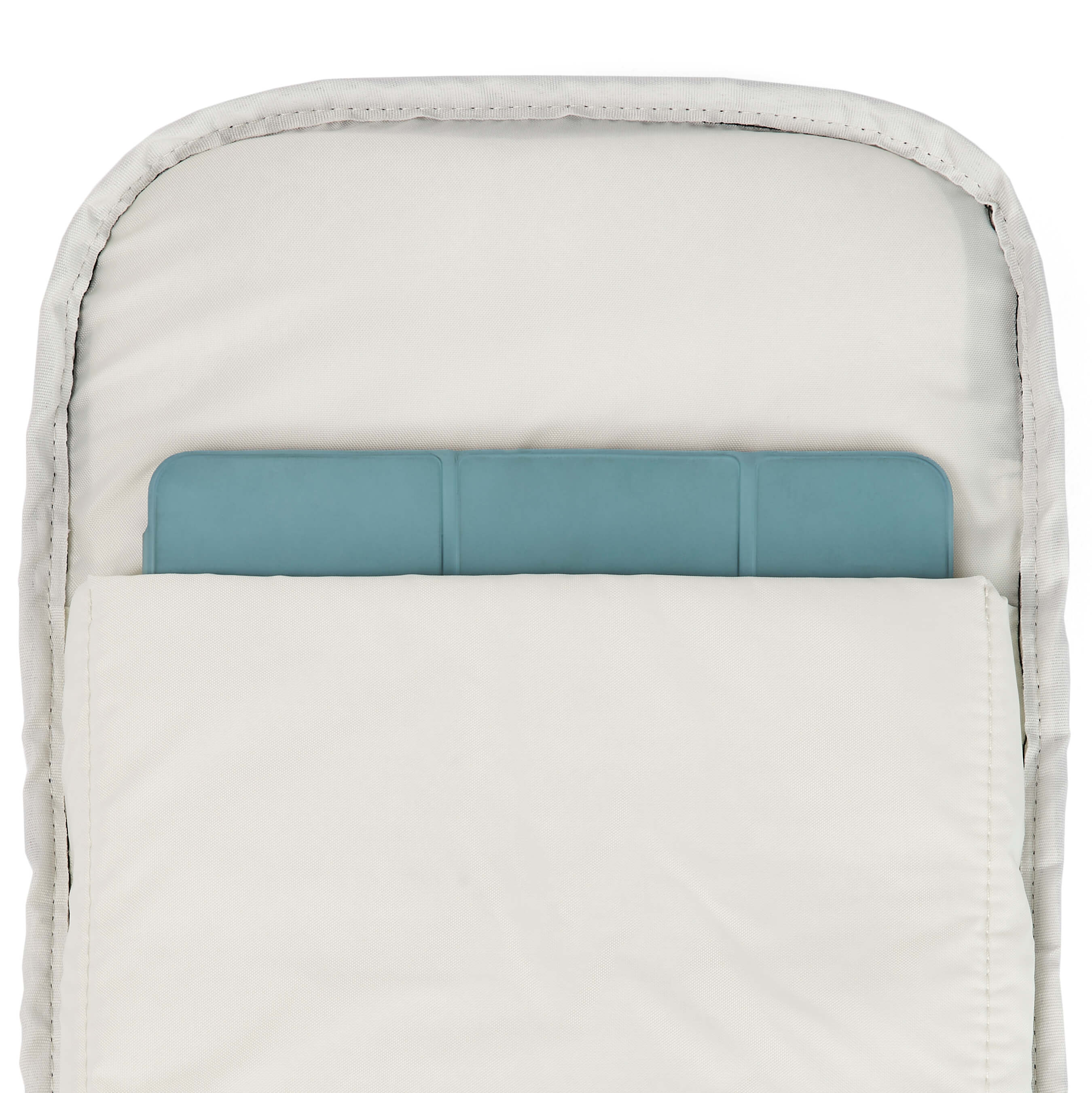 Ela Mo™ Flow Rucksack | Waterleaf Gold. Ein graues, separates Laptopfach im Innenbereich des Rucksacks.