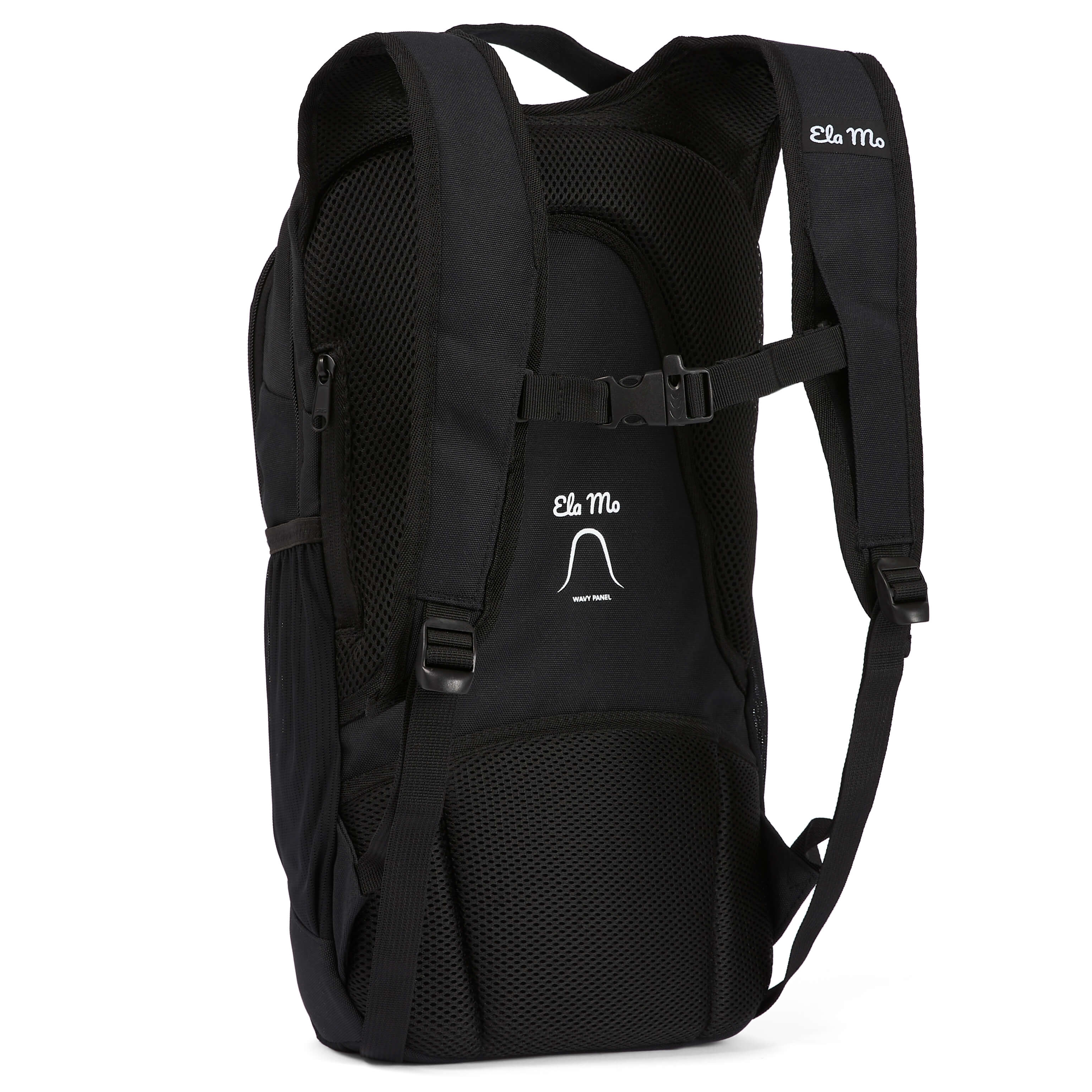 Ela Mo™ Flow Rucksack | Waterleaf Gold. Rückseite des Rucksacks mit breiten Schulterriemen und Herstellerlogo in der Mitte.