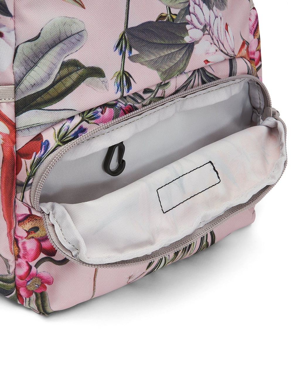 Ela Mo™ Mini Rucksack | Luxe. Grauer Innenbereich des Außenfachs mit Schlüsselanhänger darin.