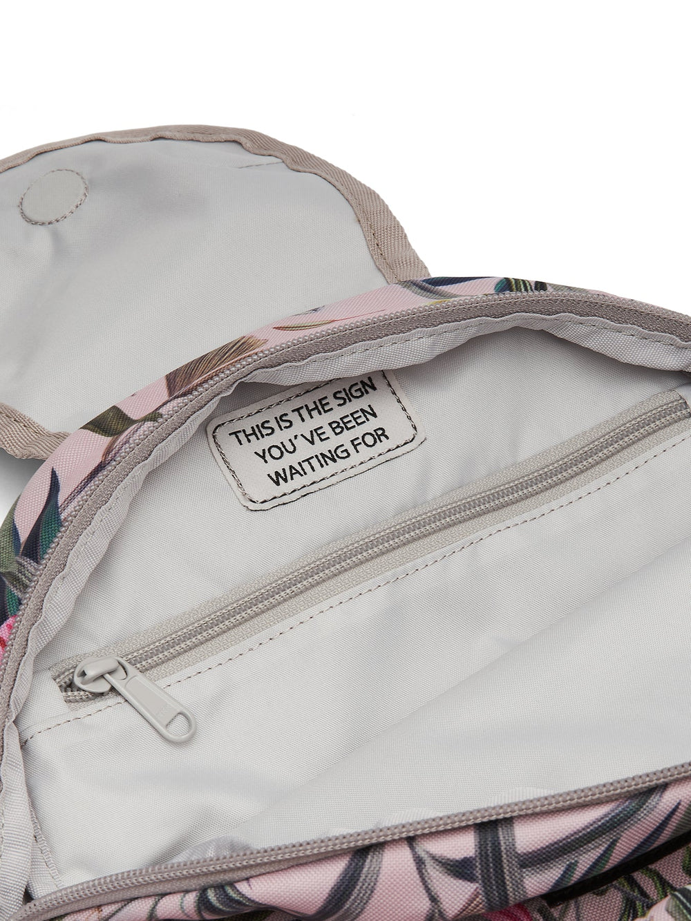 Ela Mo™ Mini Rucksack | Luxe. Grauer Innenbereich des Rucksacks mit Innenfach und Reißverschluss.