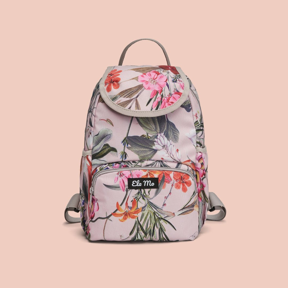 Ela Mo™ Mini Rucksack | Luxe. Floral gemusterter Rucksack mit kleinem Außenfach vorne und Herstellerlogo.