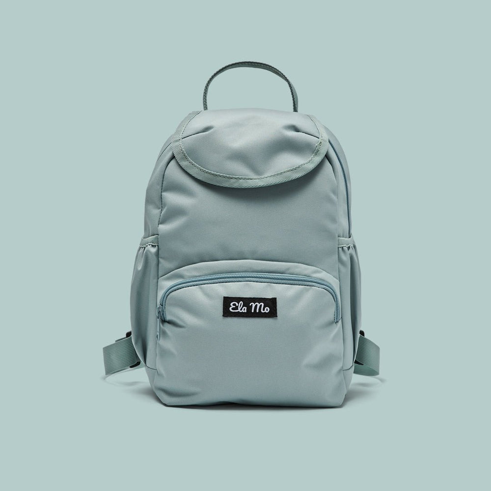 Ela Mo™ Mini Rucksack | Old Mint. Kleiner Rucksack mit Außenfach und Herstellerlogo vorne.