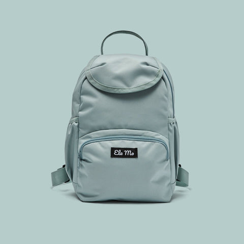 Ela Mo™ Mini Rucksack | Old Mint. Kleiner Rucksack mit Außenfach und Herstellerlogo vorne.