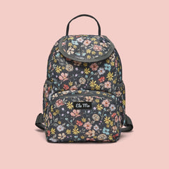 Ela Mo™ Mini Rucksack | Summer Meadows. Kleiner Rucksack mit Außenfach und Herstellerlogo vorne.