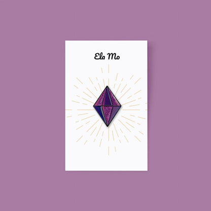 Ela Mo™ Pin für Rucksäcke | Rubin