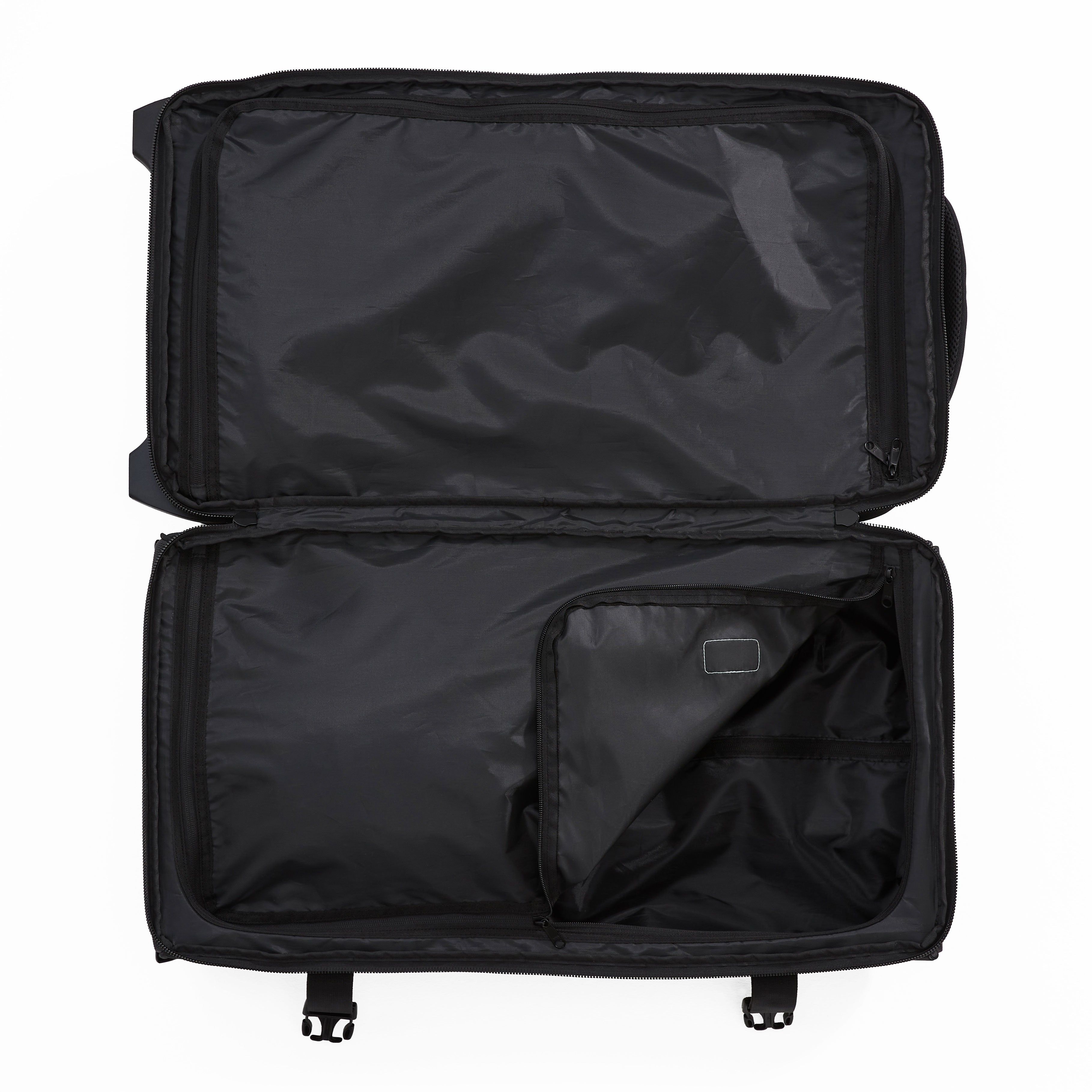 Ela Mo™ Reisetasche mit Rollen, 78 Liter, schwarz | Geöffnet auf weißem Hintergrund