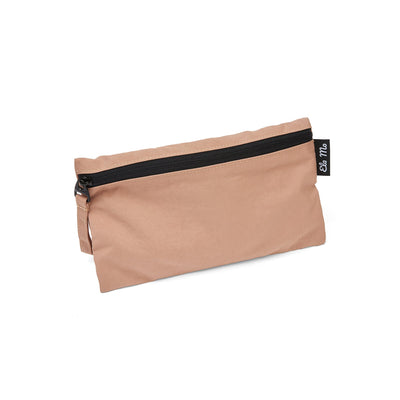 Ela Mo™ Stiftetasche | Cocoa. Eine kleine orangefarbene Stifttasche mit Reißverschluss auf weißem Hintergrund.